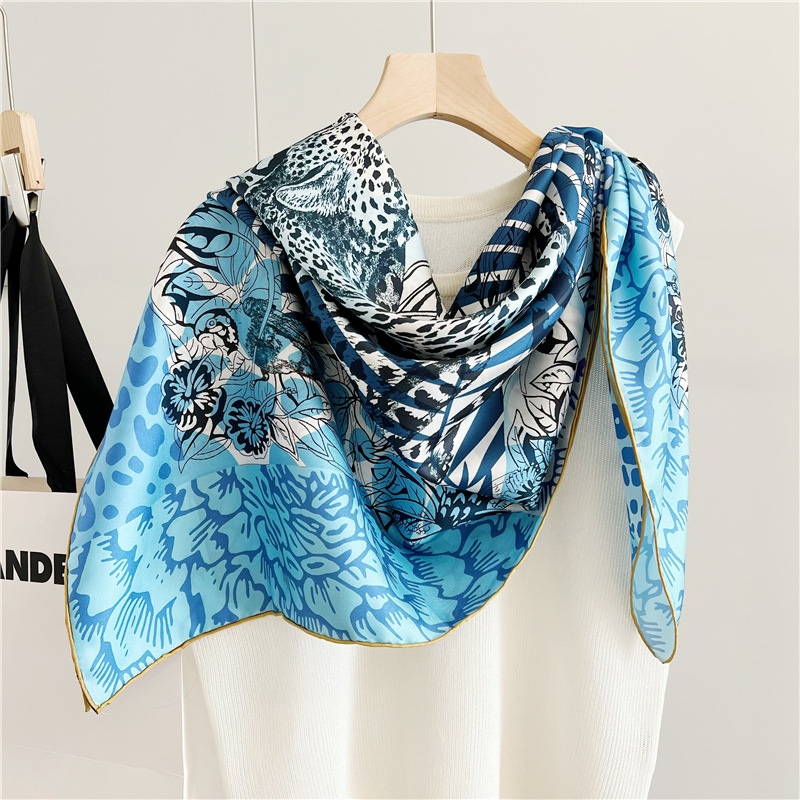 Pañuelo de seda con estampado  - Travel Accessories Luxury reseña y precio